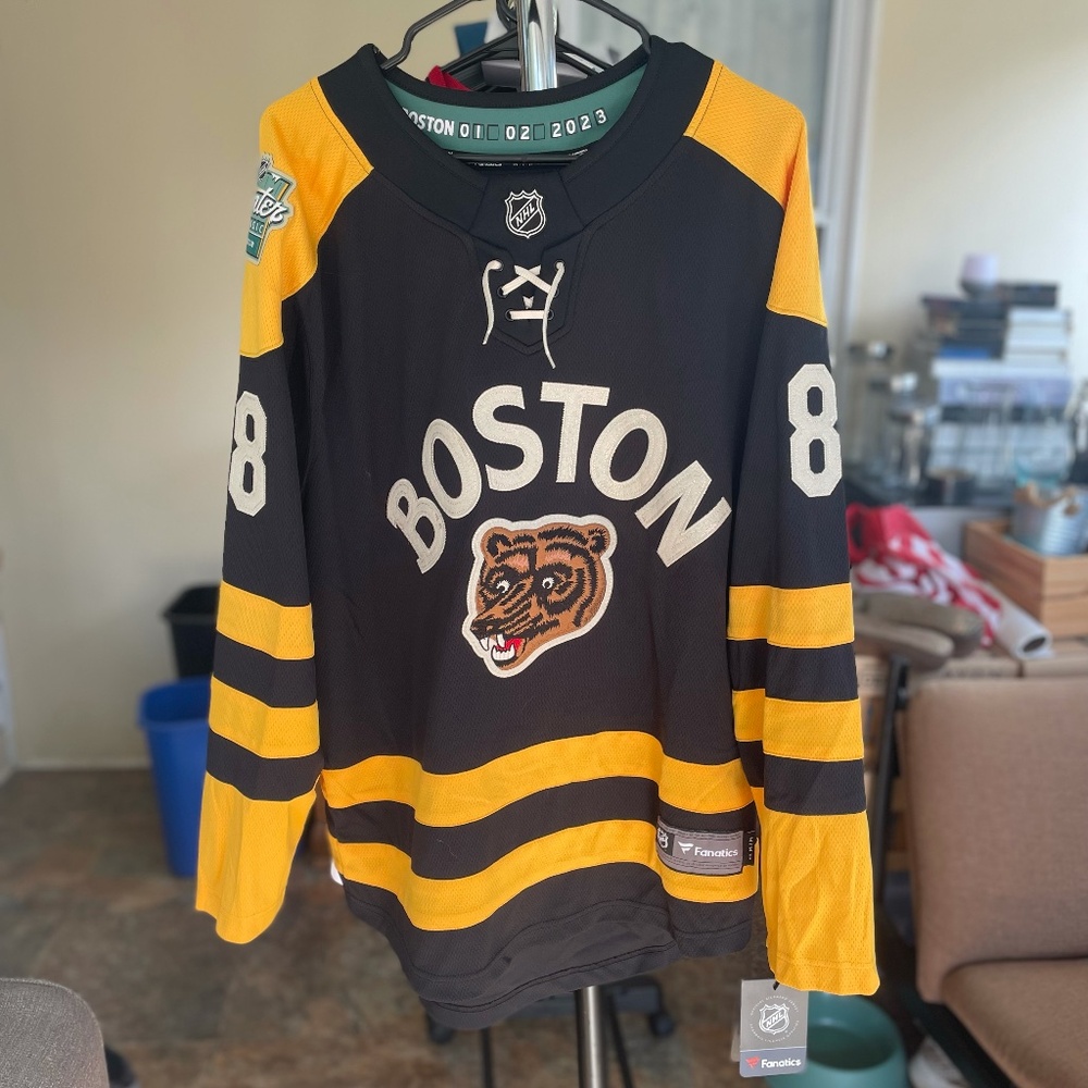 Men’s Medium Boston Bruins 2023 Winter Classic Fanatics Jersey Pastrnak NWT